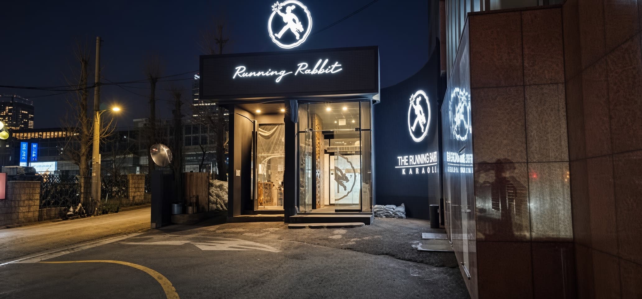 カンナム・ダルリヌントッキ (강남 달리는토끼) · ウサギのロゴとRunning Rabbitの看板の下に、明るいガラスの入口が見えます。