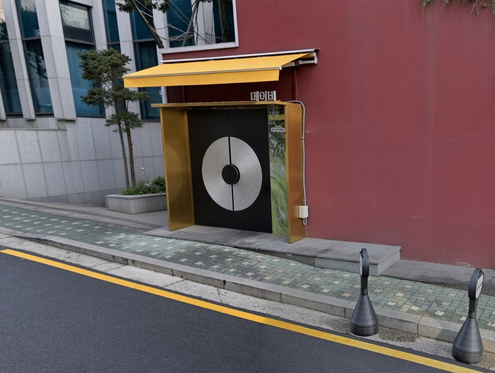 カンナム・ゼニス (강남 제니스) · メイビーの文字がある入口に、黄色いひさしと大きな円形模様のドアが見えます。