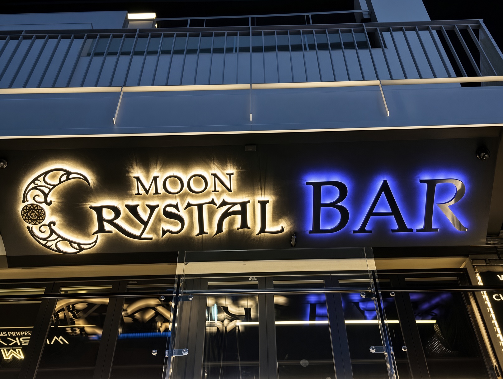 강남 문크리스탈 · 달 모양 장식과 MOON CRYSTAL BAR 조명 간판, 아래 유리 출입문이 보입니다.