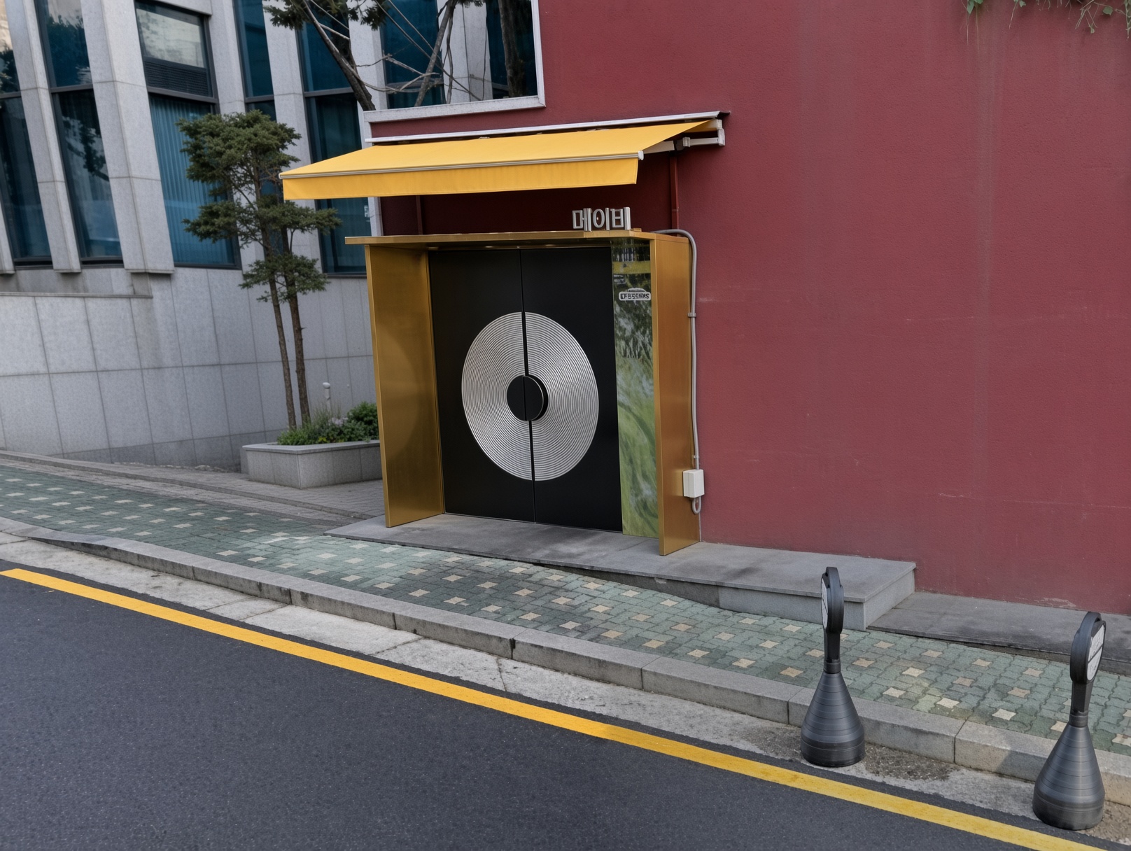 강남 제니스 · 메이비 글자가 있는 입구에 노란 차양과 큰 원형 무늬의 문이 보입니다.